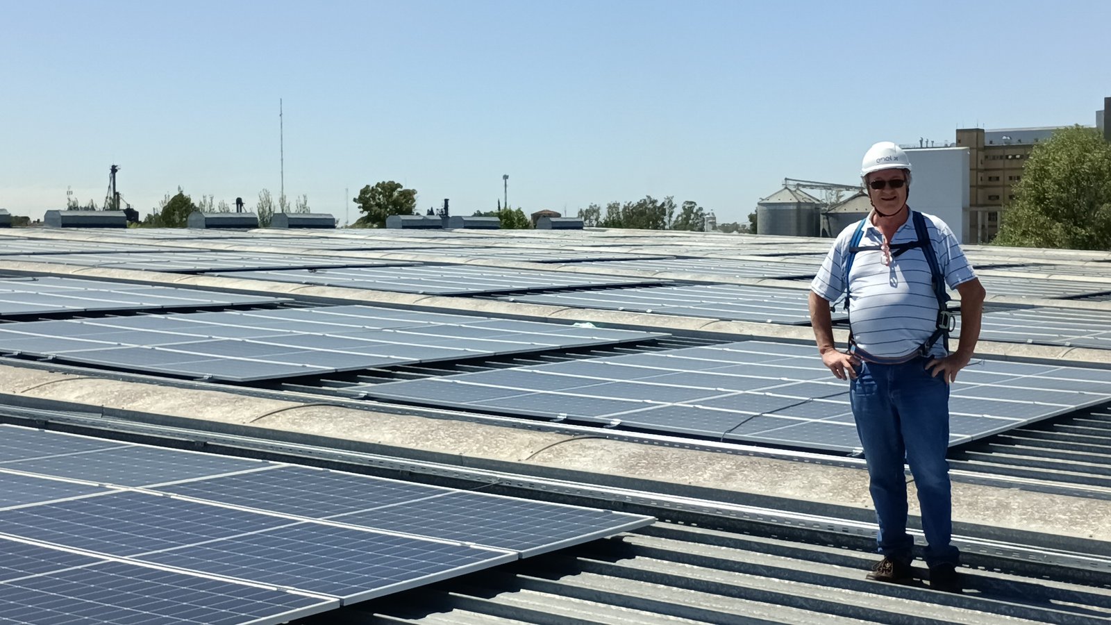 El ingeniero Leiber durante una visita t&eacute;cnica a una instalaci&oacute;n de paneles solares