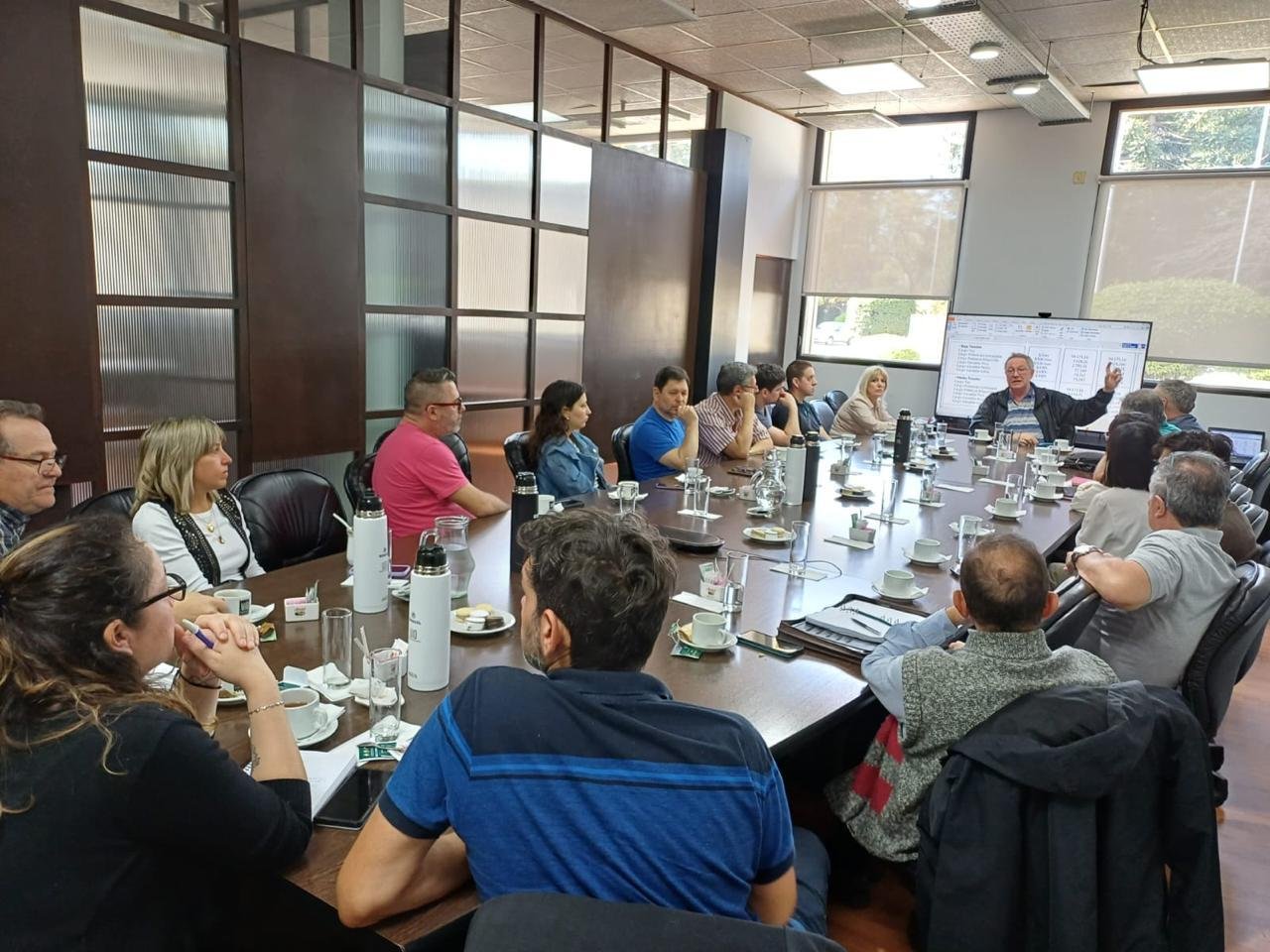 El ingeniero Leiber exponiendo durante una reuni&oacute;n profesional